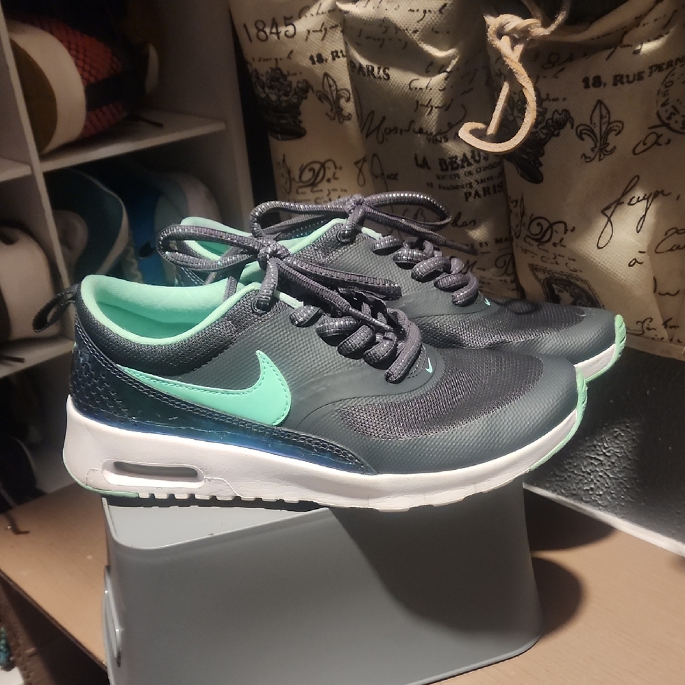 Nike Navy & Mint Sneakers